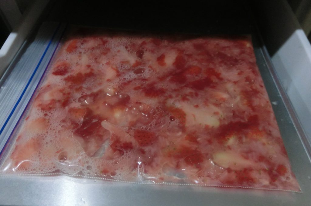 イチゴをつぶして冷凍