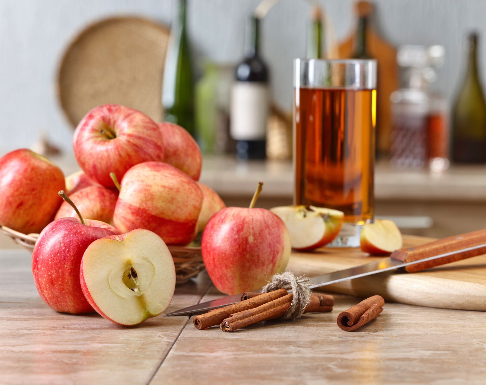 Кухонный стол с яблоками