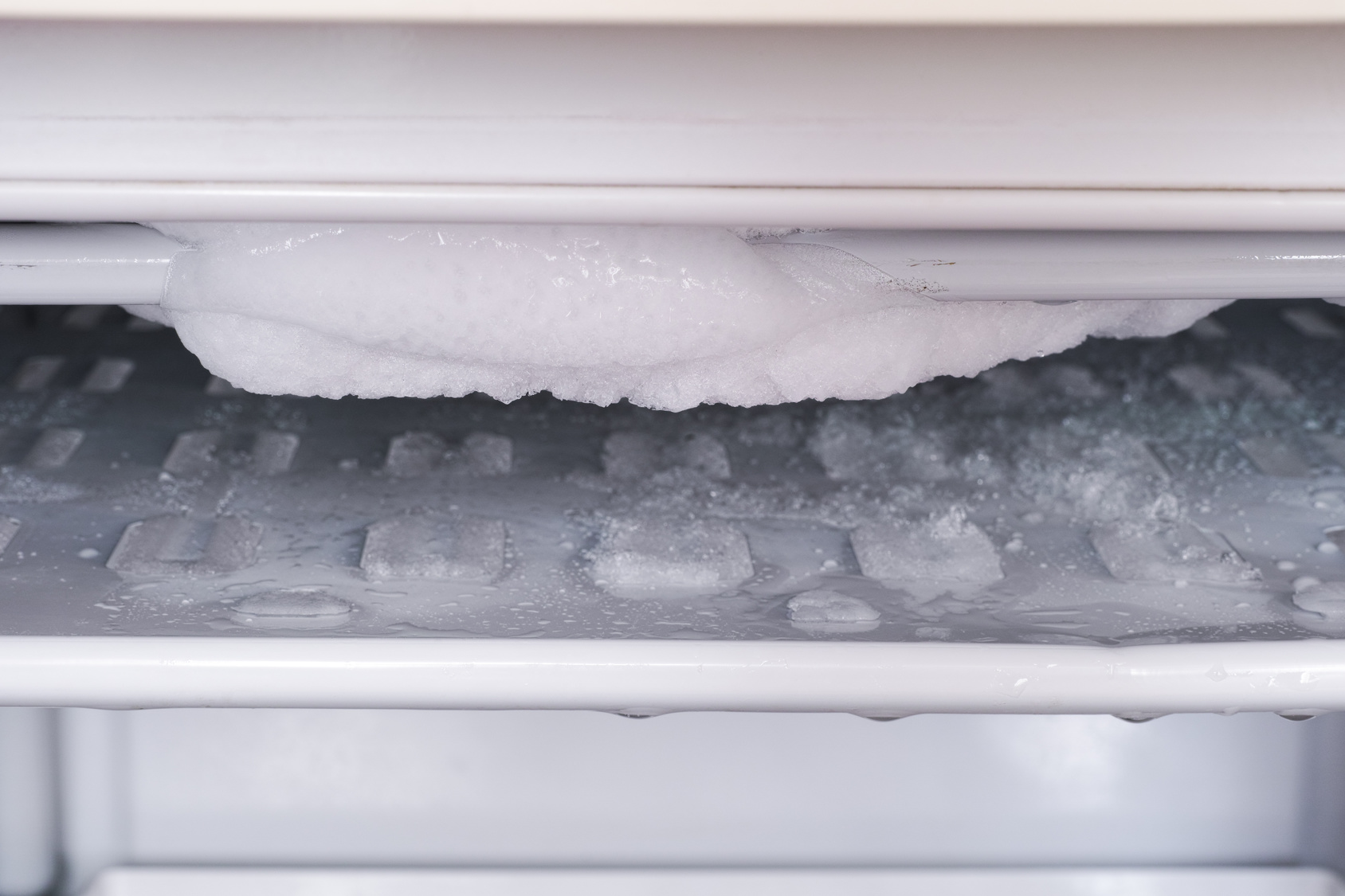【業務用】冷凍庫につく霜の原因を徹底究明！着霜を防ぐ方法とは？