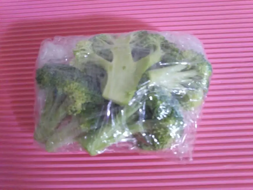 Store broccoli in a freezer bag and freeze it.