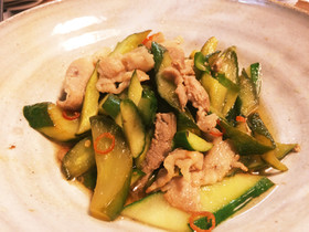 Chicken fillet and cucumber with plum dressing