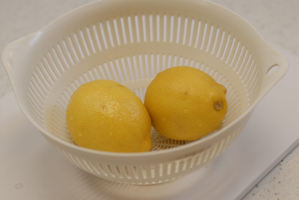 Freezing sliced lemons