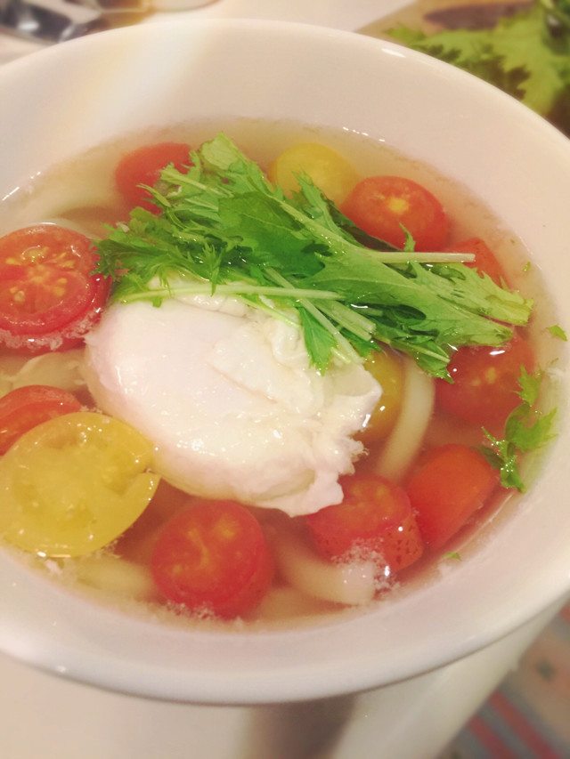 Colored with mizuna ◎Easy udon with egg and tomato