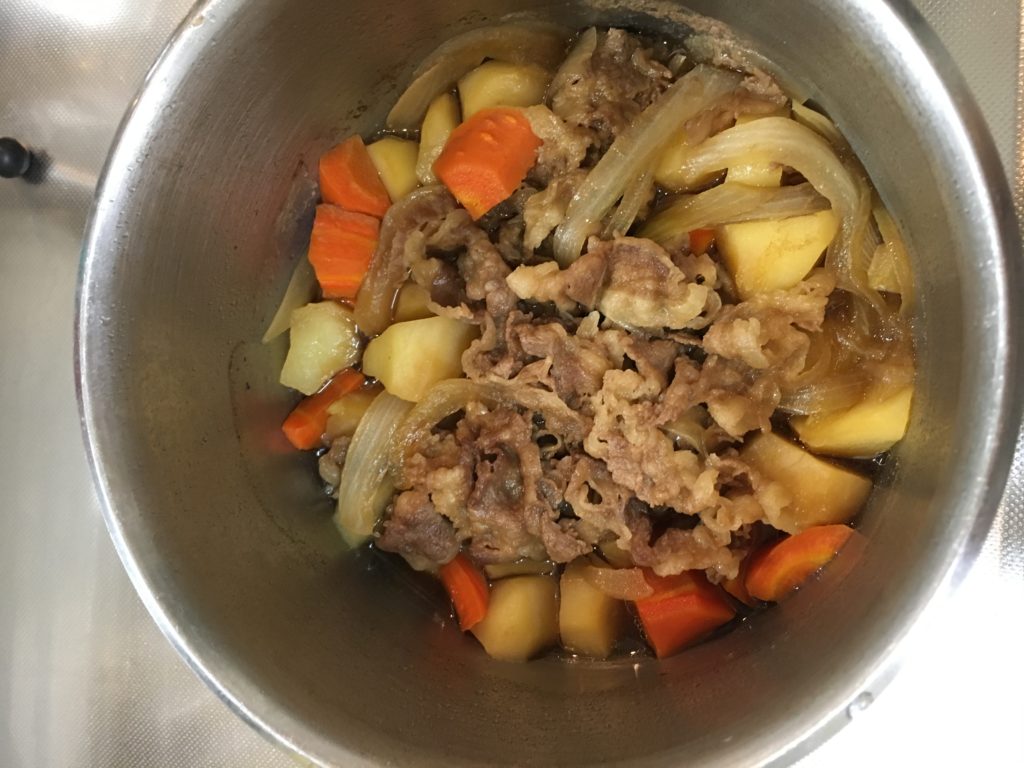 Put the meat and potatoes in a bowl and remove the rough heat.