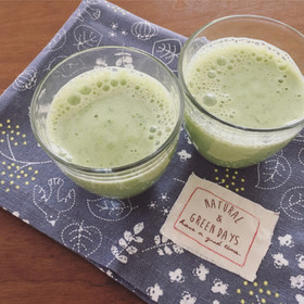 Apple and parsley soy milk smoothie