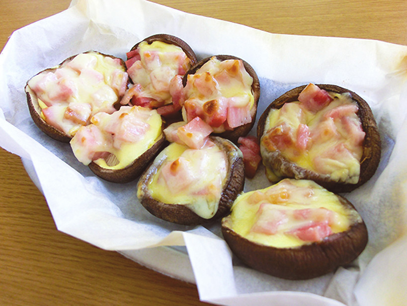 Oven-baked shiitake mushrooms and bacon