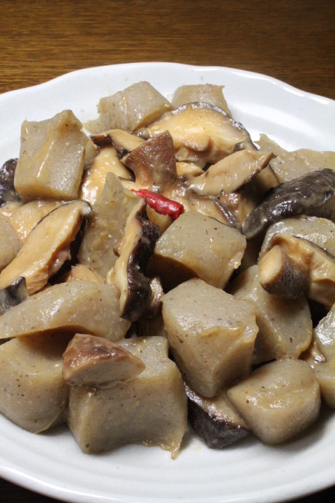 Spicy shiitake and konjac stew