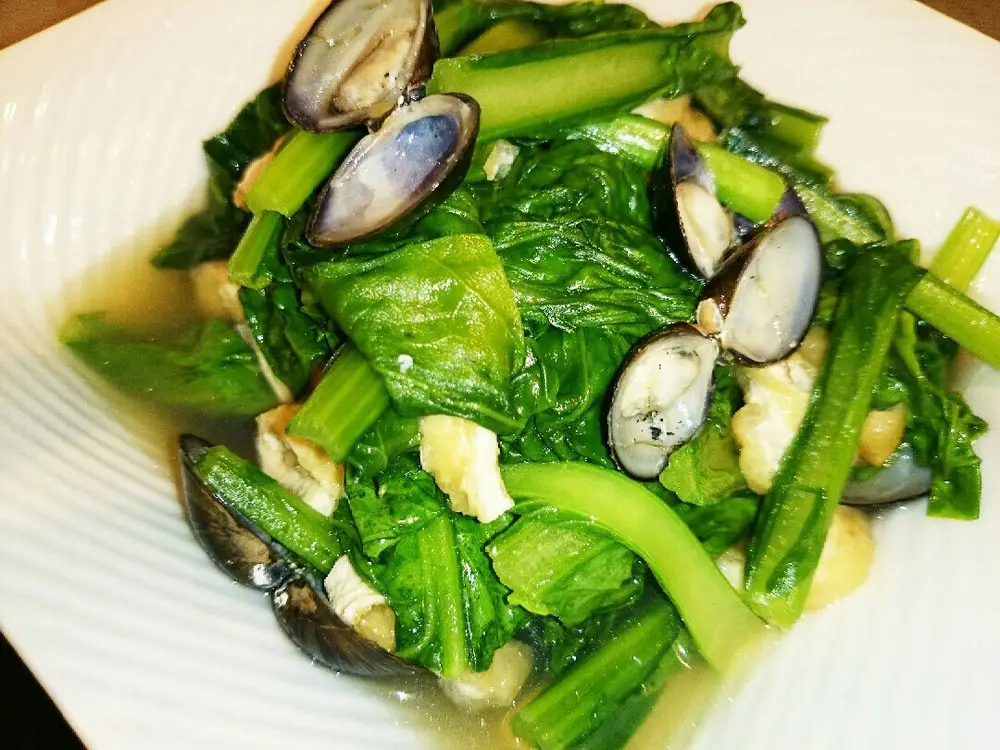 Boiled clams and komatsuna