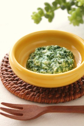 Spinach with white dressing