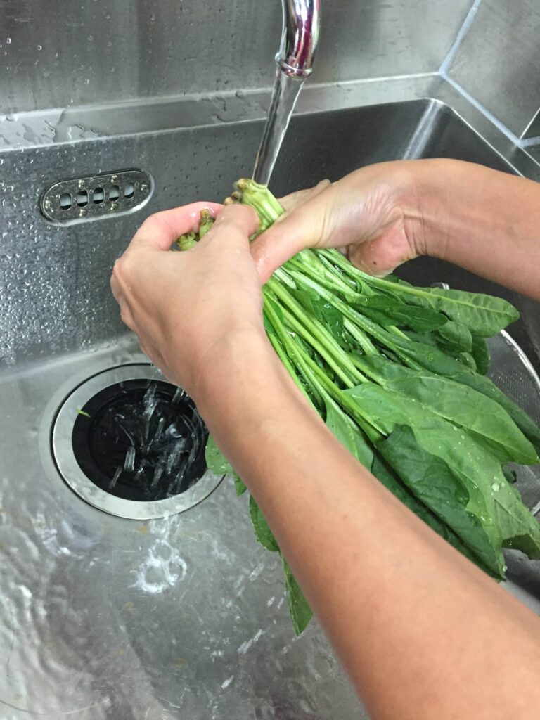 wash spinach