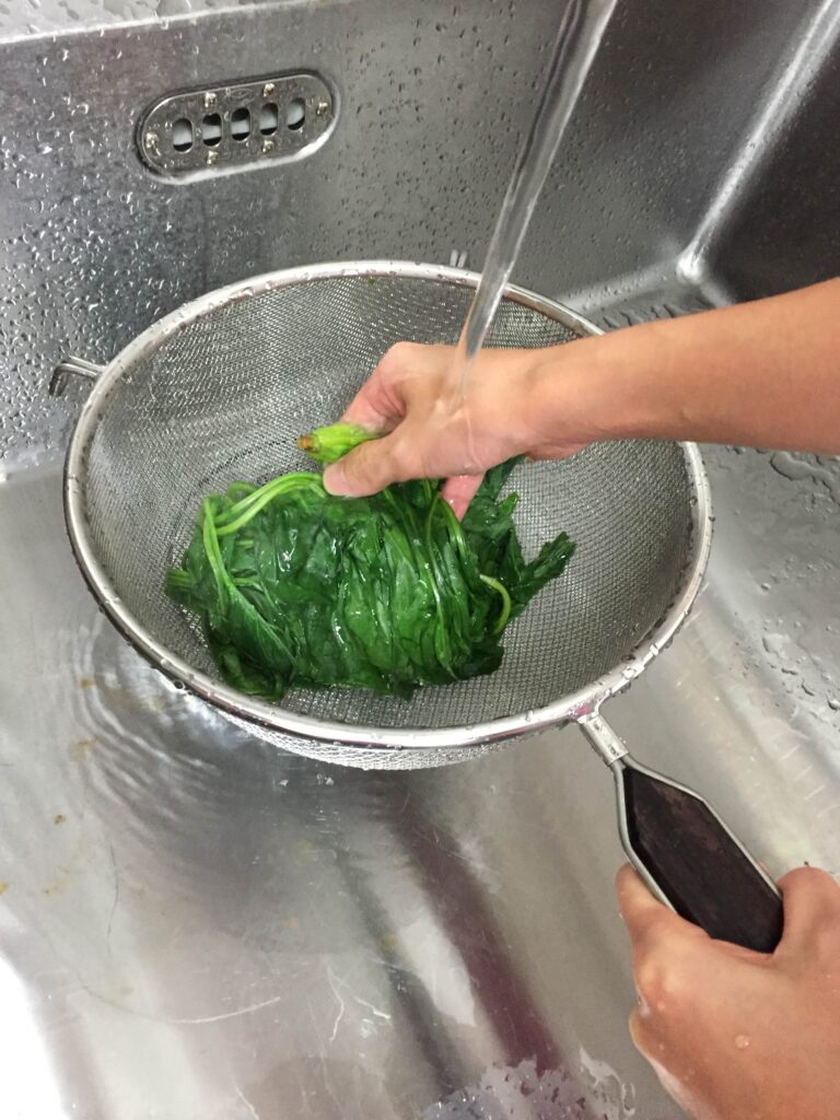 wash spinach with water