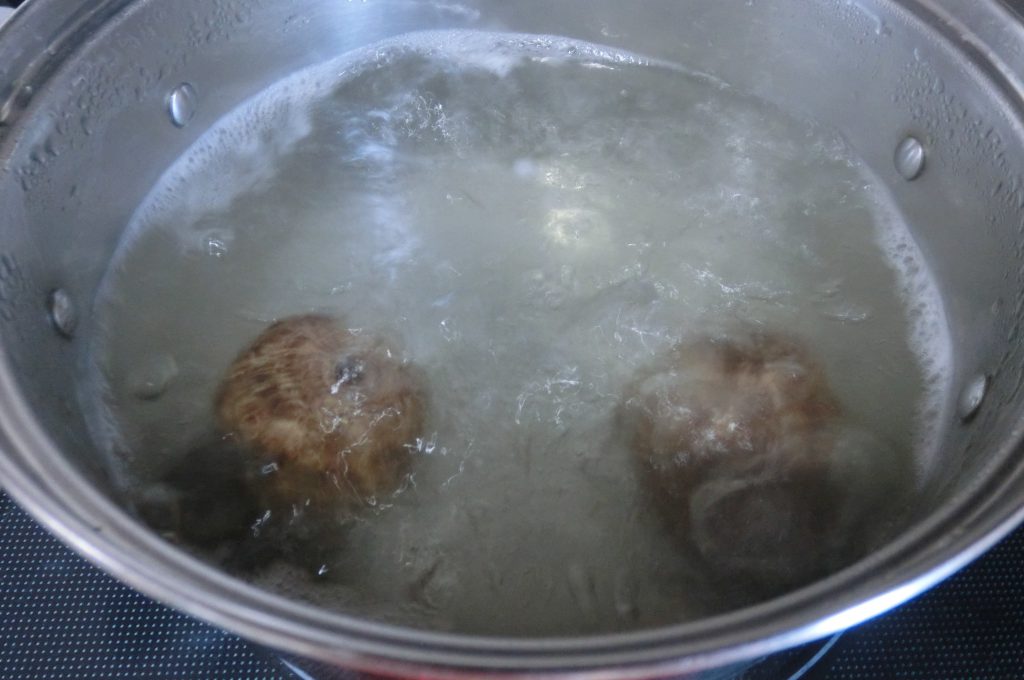 Boil the taro for about 5 minutes.