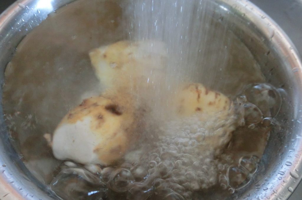 里芋の汚れを洗い落とす