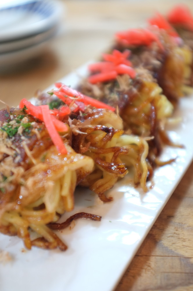 Increase the volume with frozen yakisoba! Satisfying meat roll