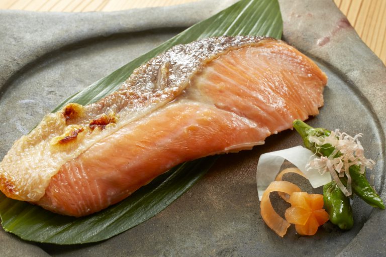 【写真付きで解説】鮭の切り身の冷凍保存方法と保存期間、レシピ５選