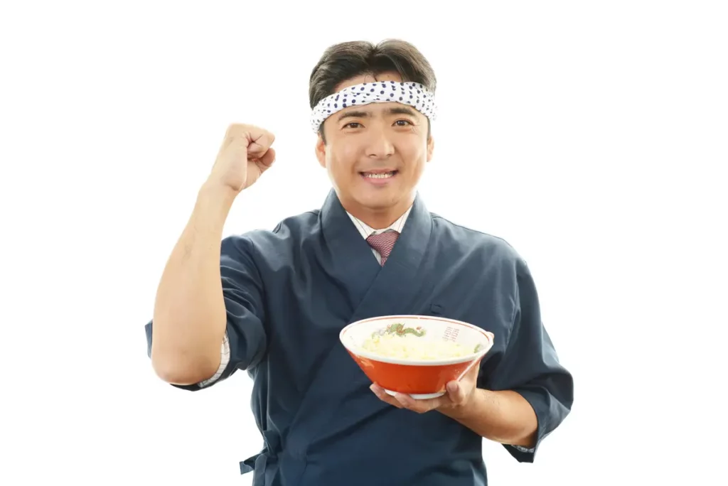 ラーメンを持つ鉢巻を巻いた男性